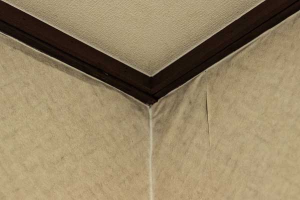 壁紙が浮いている・波打っている